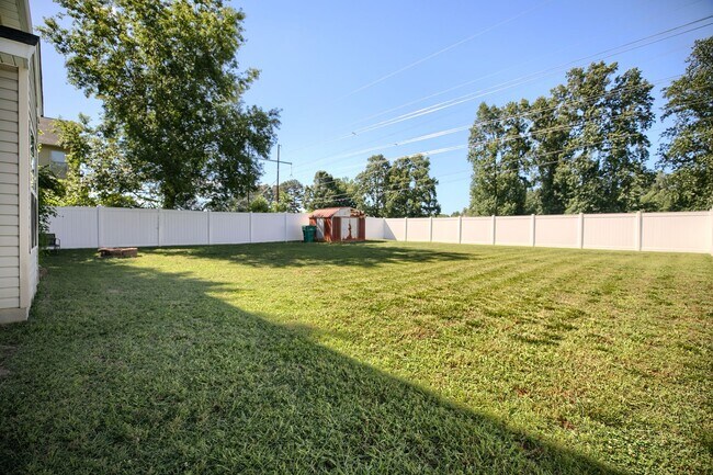 Foto del edificio - Call Sabrina Thomas at 757-767-0767 for more information