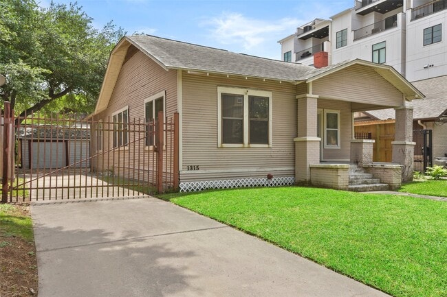 Building Photo - 1315 Peden St