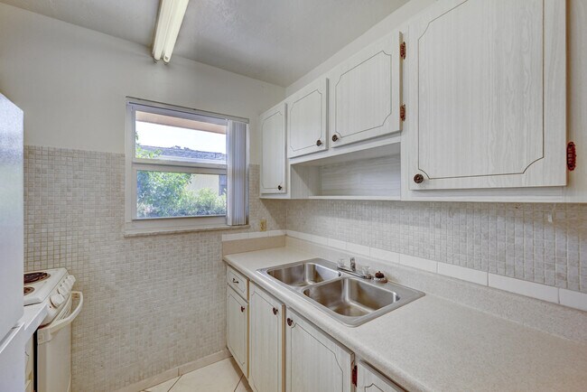 Building Photo - 122 S Lakeside Dr