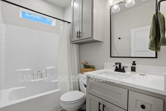 Building Photo - 4200 Abbey Pk Dr