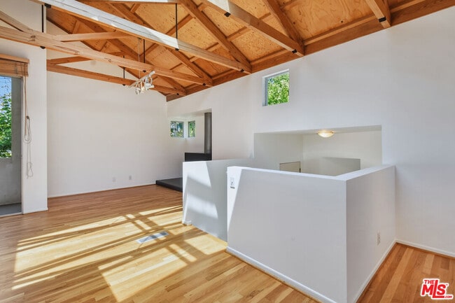 Building Photo - 656 Angelus Pl