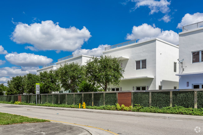 Building Photo - Oasis Park Square at Doral