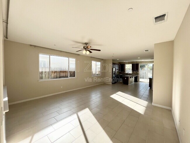 Foto del edificio - 482 Glendon Pl