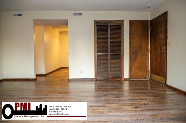 Building Photo - 2 Bedroom and 1 Bathroom Apartment Availab...
