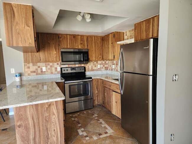 Foto del edificio - 2 Bedroom 2 Bath Home Fenced Backyard!! Ca...