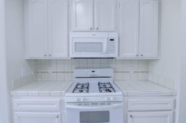 Foto del edificio - Tuscany Townhomes | Beautiful 3 Bedroom 2 Bath Home with attached Garage!