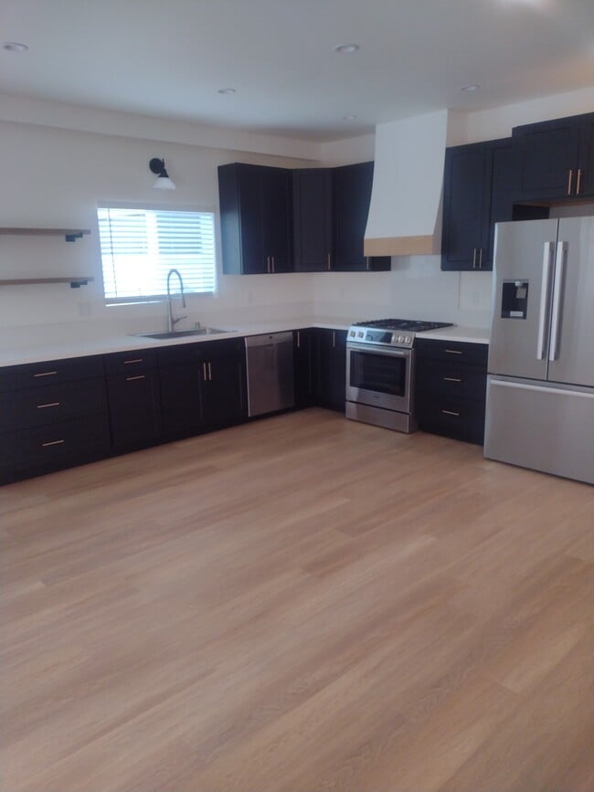 Kitchen - 2746 Veteran Ave