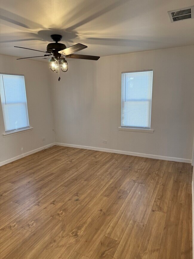 Foto del edificio - 380 Ivanhoe Rd