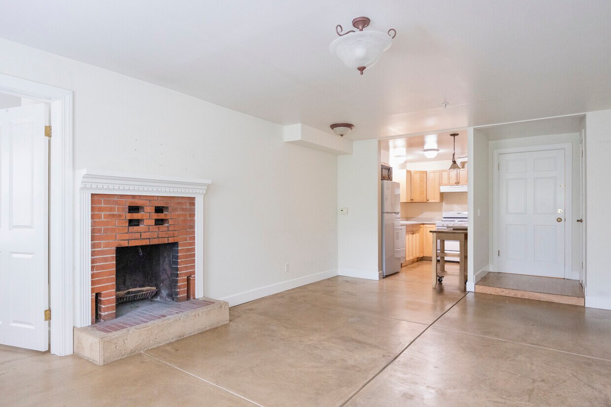 living room / kitchen - 816 Lake St