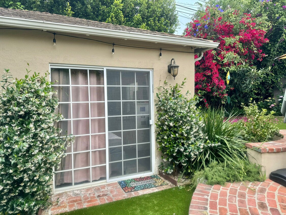 Jasmine, bouganvillea, morning glories, fruit trees ... - 9338 Oakmore Rd