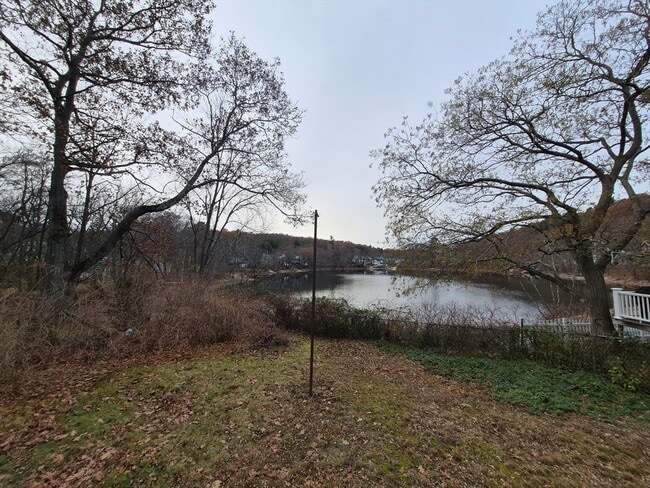 Building Photo - 5 Lakeview Ave