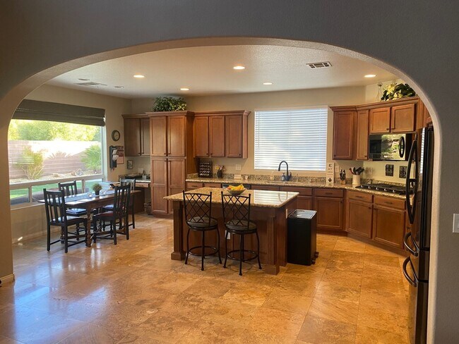 Foto del edificio - 5 bed home, bed and full bath downstairs. ...