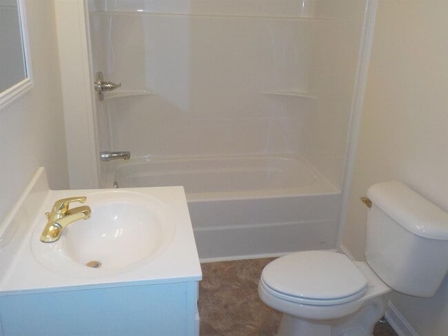 Building Photo - Modern Comfort: 3-Bed, 2-Bath Residence wi...