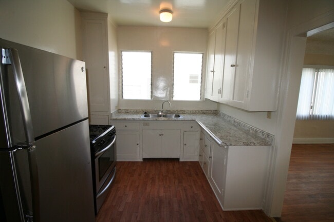 Building Photo - 122 S Elm Dr