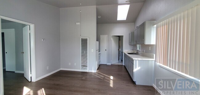 Building Photo - 1 Bedroom 1 Bath Newly Made Unit
