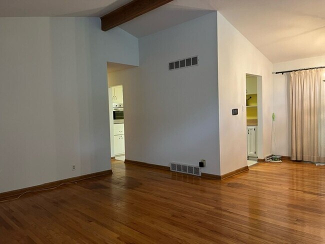 Foto del edificio - Charming 4 Bed 2.5 Bath Home With Nice Wooded Back Yard!