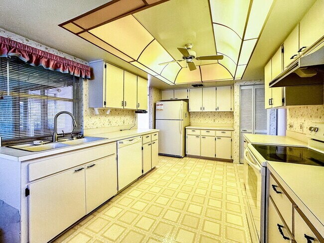 Foto del edificio - 55 & OLDER COMMUNITY! Charming 2-Bedroom Oasis with 2 Full Baths and 1,747 Sq Ft in New Port Richey!