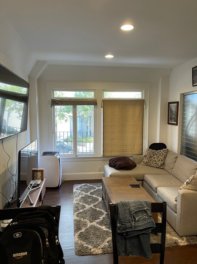 Living area - 929 Bush St