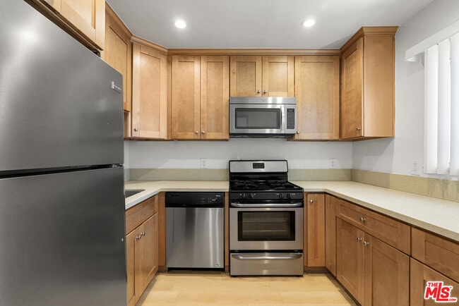 Foto del edificio - 1235 N Harper Ave