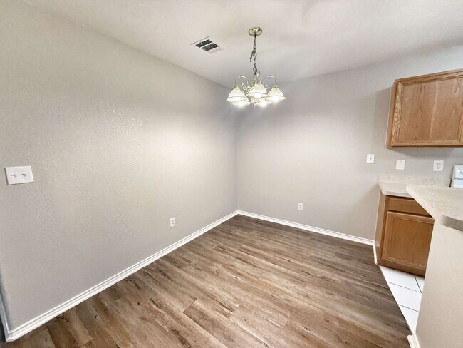Foto del edificio - Spacious 3 Bedroom, 2 Bath Duplex with 1-C...