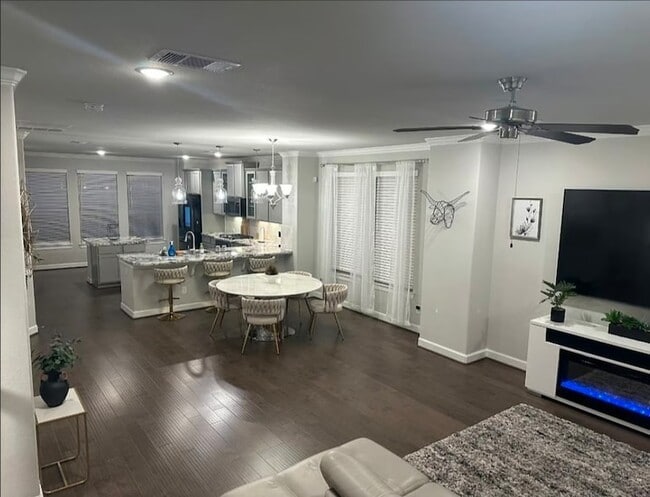 Building Photo - 10609 Centre Forest Dr