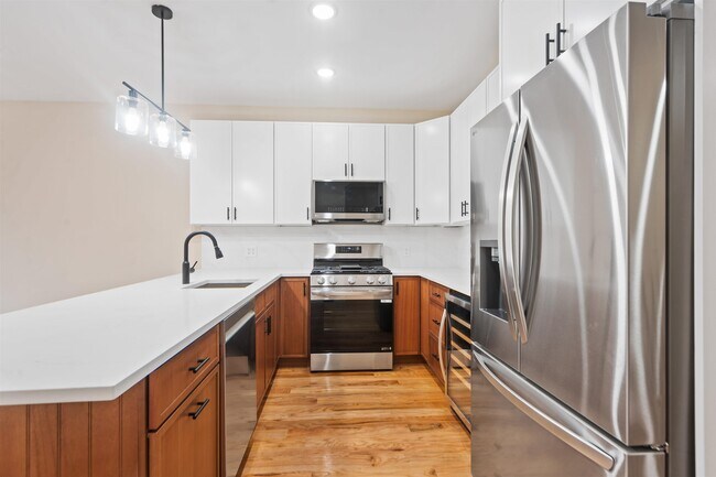 Building Photo - 277 Pearsall Ave