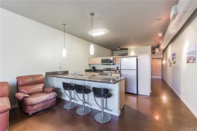 Building Photo - Upgraded Modern 1 Bed/1 Bath Loft Style Co...