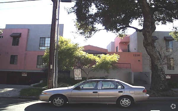 Primary Photo - 1116 E Maple St