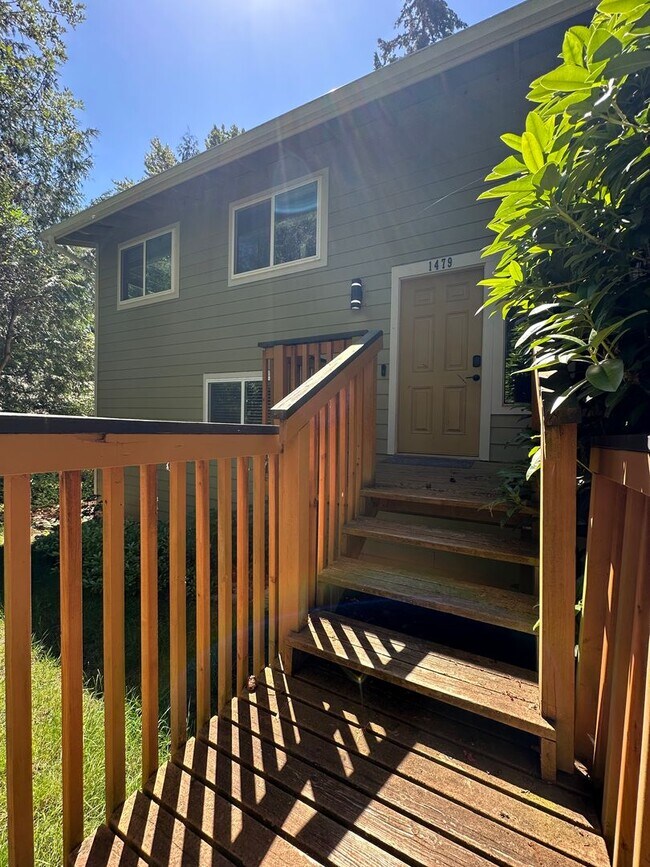 Building Photo - 3 Bed 2 Bath home with 2 Car Garage in Bellingham