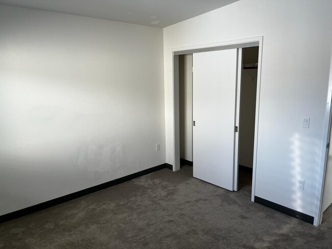 Building Photo - 411 Dondee Way