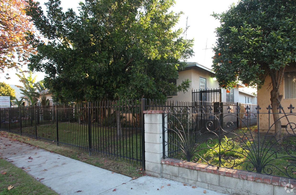 Primary Photo - 218 W Elm Ave