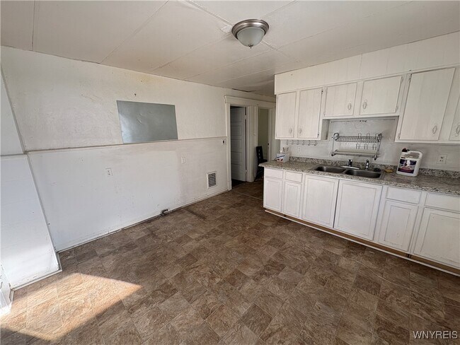 Foto del edificio - 2445 Bailey Ave