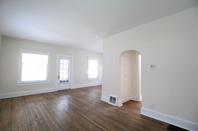Building Photo - 2 Bedroom 1 Bath Home In Westport