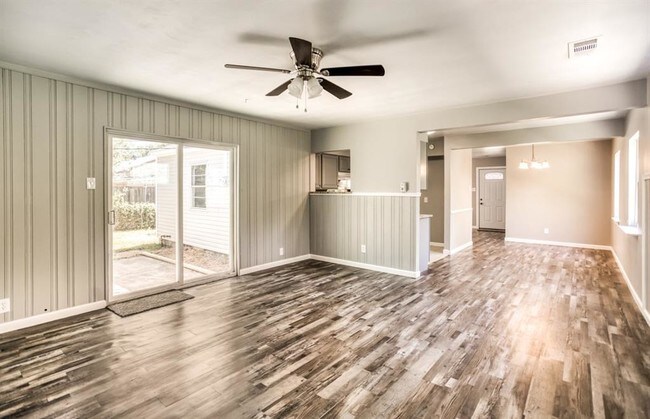Building Photo - 11823 Broadmoor Dr