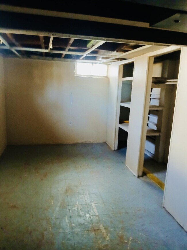 Building Photo - 21465 Syracuse Ave