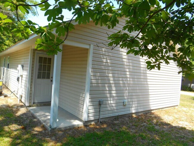 Building Photo - Three Bedroom, Two Bath House Available On...