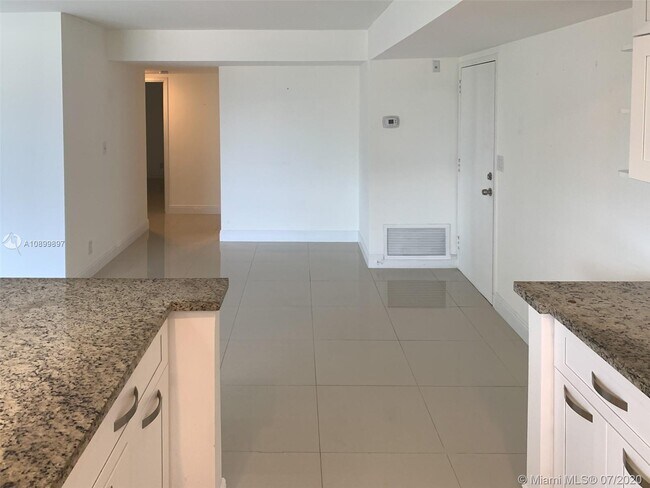 Foto del edificio - 1200 Hibiscus Ave