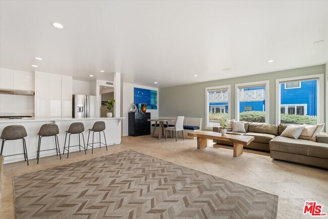 Foto del edificio - 6419 Ocean Front Walk