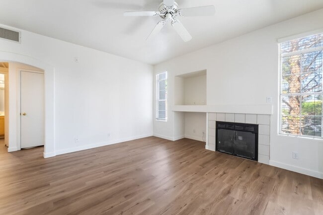 Building Photo - 2 bedroom remodeled condo in the Henderson area towards green valley