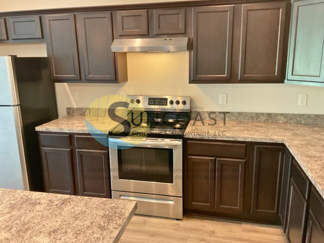 Building Photo - Centrally Loctated Home Near Oakleaf!