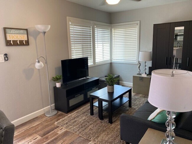 Foto del edificio - Updated Furnished Unit Half A Block From Beach