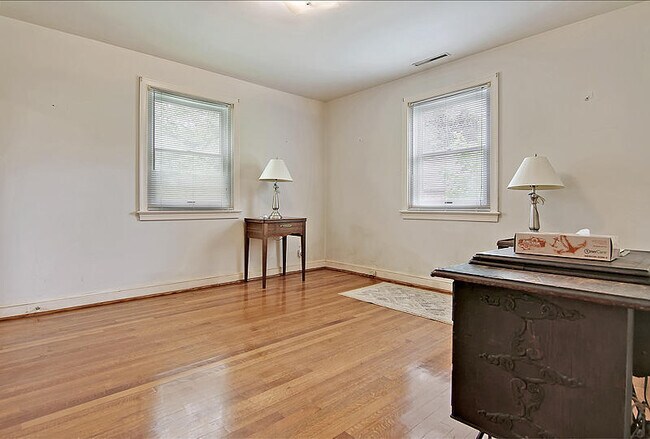 Building Photo - Large brick home