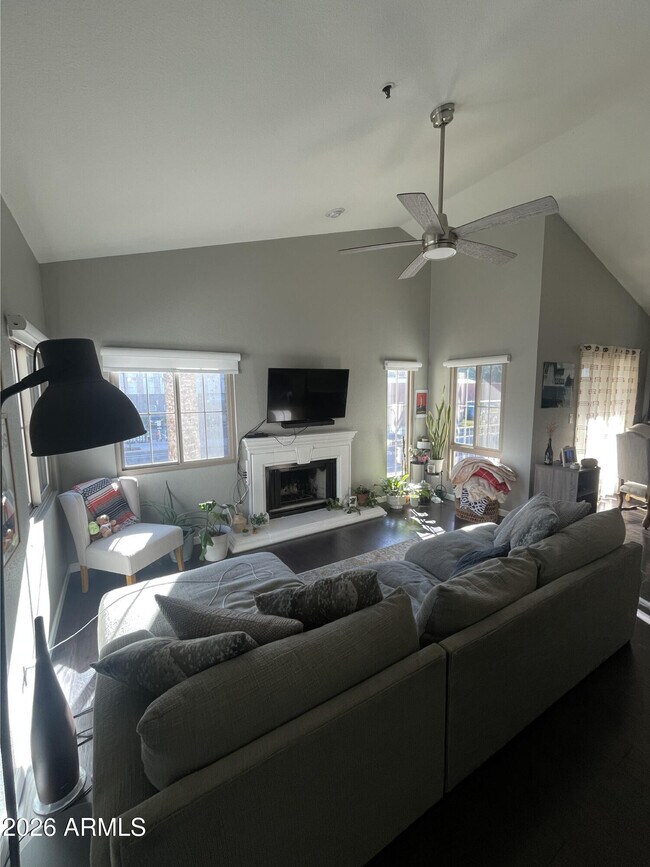 Foto del edificio - 100 E Fillmore St