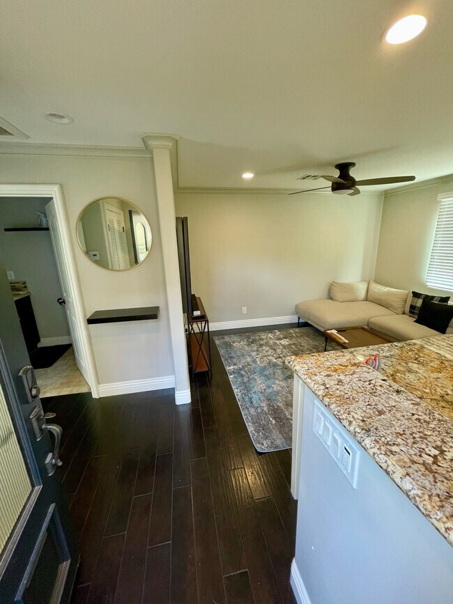 Foto del edificio - 242 Mira Mar Ave