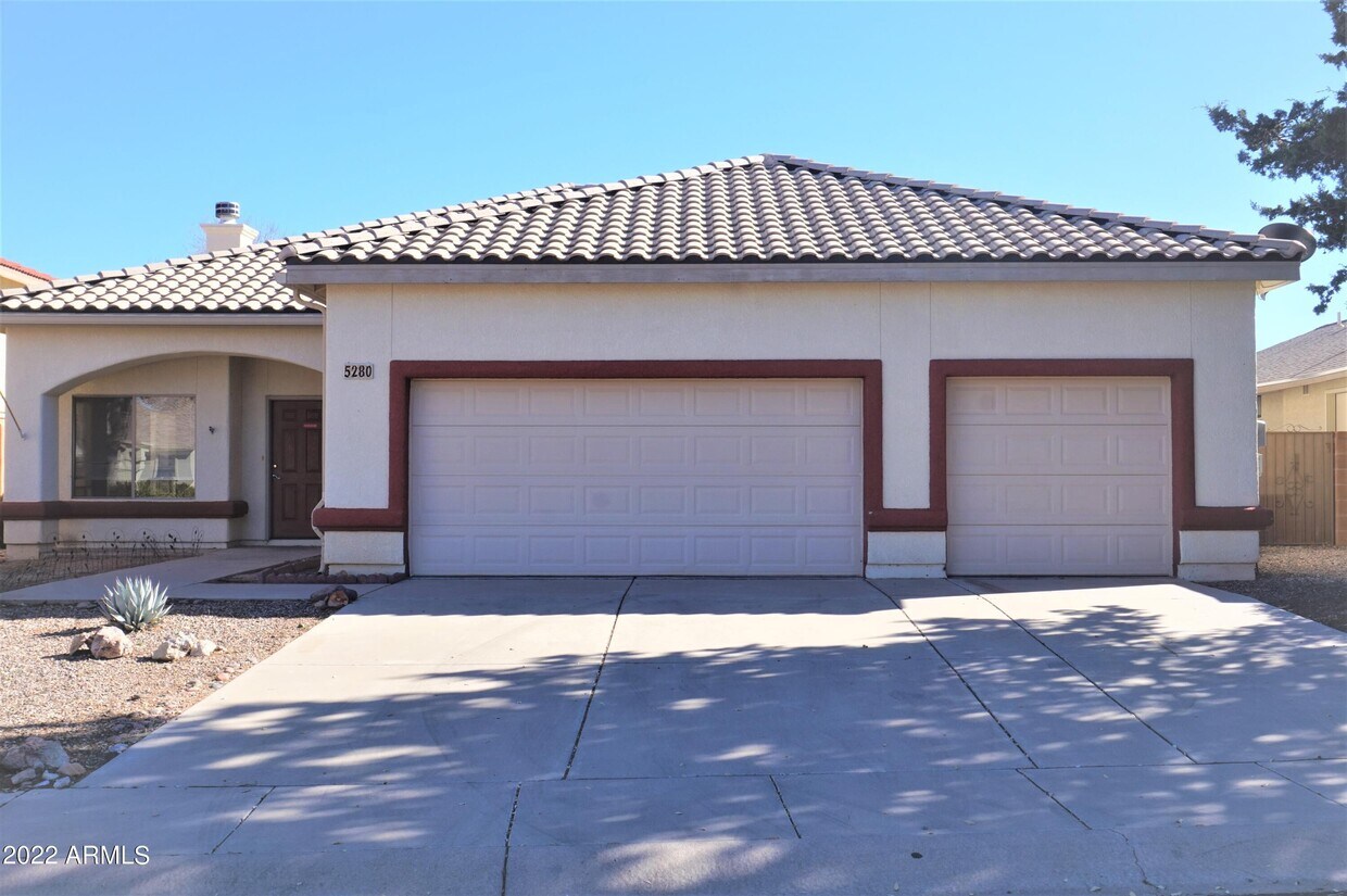 Foto principal - 5280 Cedar Springs Dr