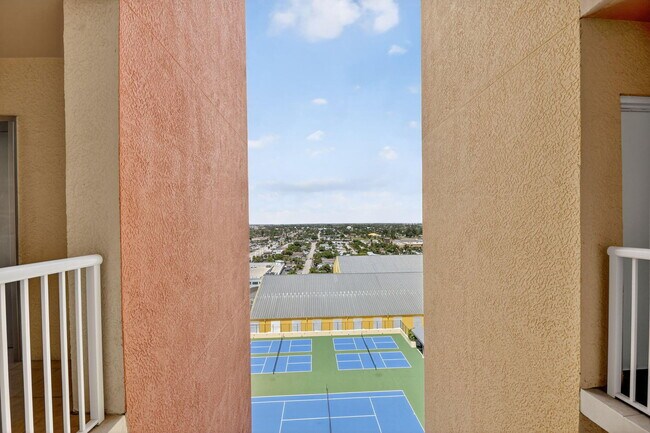 Building Photo - 2640 Lake Shore Dr