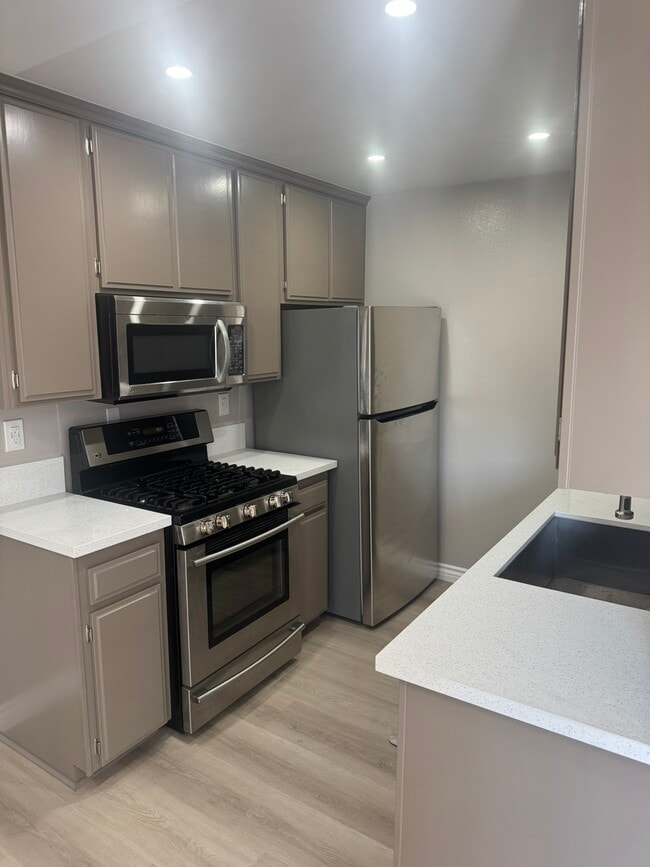 Building Photo - 374 N Ave 57