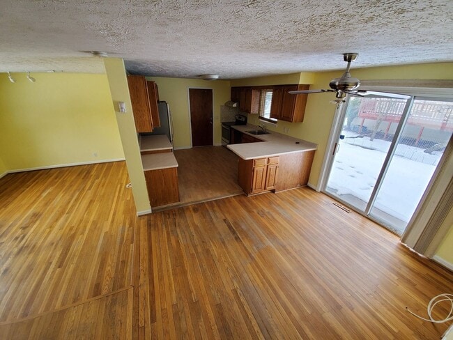 Building Photo - Available Mid June 4 Bed 2 Full Bath Singl...