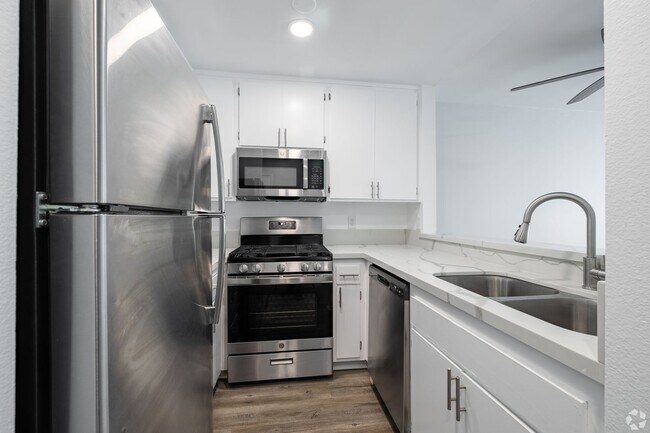 Interior Photo - 5405 Lindley Avenue