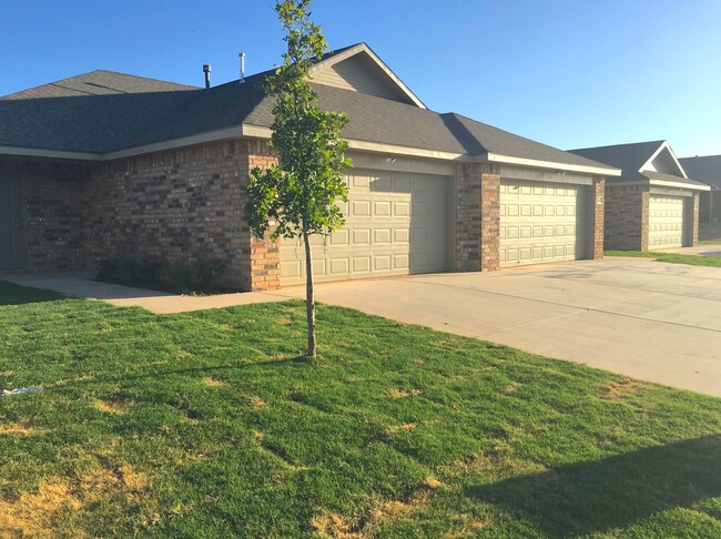 Foto del edificio - Rare 2 Bedroom Townhome Available 10/15/24!